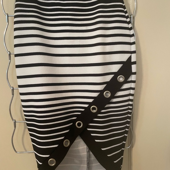 Bundle of 3 skirts black pencil skirts material guess size x-small - Picture 5 of 13